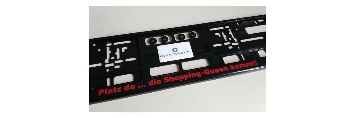 Beispiel einer lustig bedruckten Kennzeichenhalterung: Platz da... die Shoping Queen kommt! - Beispiel einer lustig bedruckten Kennzeichenhalterung: Platz da... die Shoping Queen kommt!